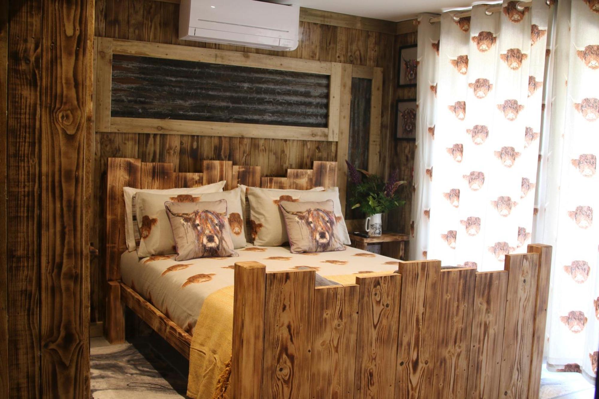 The Moo-tel At Bargoed Farm Hotel *